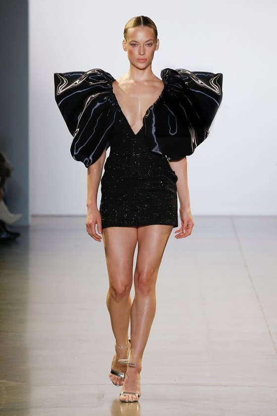 Xem BST âCuá»c dạo chÆ¡i cá»§a những vì saoâ cá»§a Công Trà tại New York Fashion Week 2019 ảnh 18