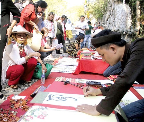 Beauty of Hue’s spring festive season ảnh 5 Nét Äẹp lá»
há»i Äầu Xuân Huế ảnh 5