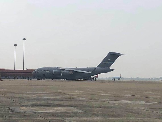 The Boeing Globemaster C-17 military aircraft arrives in Noi Bai International Airport.  (Photo: Sggp)