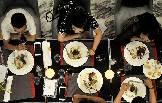 Joining “Environmental Ambassadors” program in response to Earth Hour campaign ảnh 2 Joining “Environmental Ambassadors” program in response to Earth Hour campaign ảnh 2