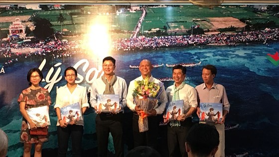 Photo exhibition, pictorial book on Ly Son Island presented in HCMC ảnh 2 Photo exhibition, pictorial book on Ly Son Island presented in HCMC ảnh 2
