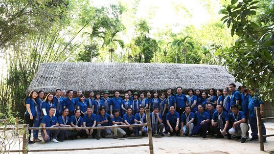 The delegation visits the house of Nguyen Sinh Sac, President Ho Chi Minh's father, in Sen village. (Photo: Sggp)