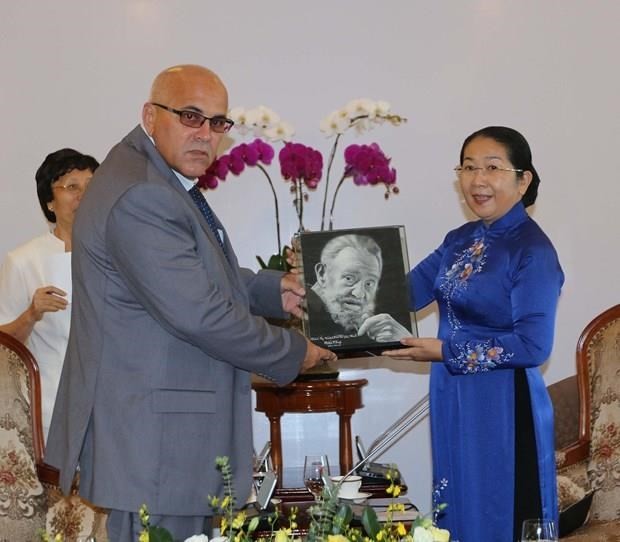 Vice Secretary of the municipal Party Committee Vo Thi Dung (R) and President of the Cuban Committee for the Defence of the Revolution Carlos Rafael Miranda Martinez (Source: VNA)
