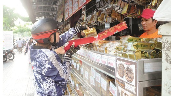 Mooncake brands are offering more flavour choices and using less plastic in packaging this Mid-Autumn Festival. (Photo:Sggp)