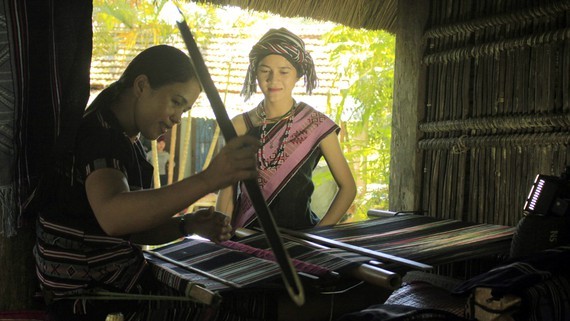 The traditional brocade weaving of the H're ethnic minority people has been recognized as national intangible cultural heritage. (Photo: Sggp)