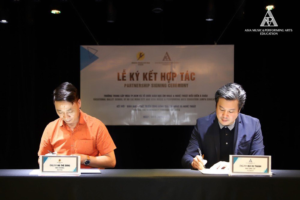 At the signing ceremony (Photo: AMPA Education)