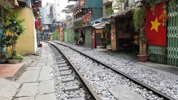 Coffee shops on Hanoi’s train street shut down