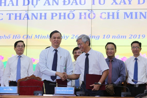 HCMC and Tay Ninh province sign a cooperation agreement to build HCMC-Moc Bai expressway. (Photo: sggp)