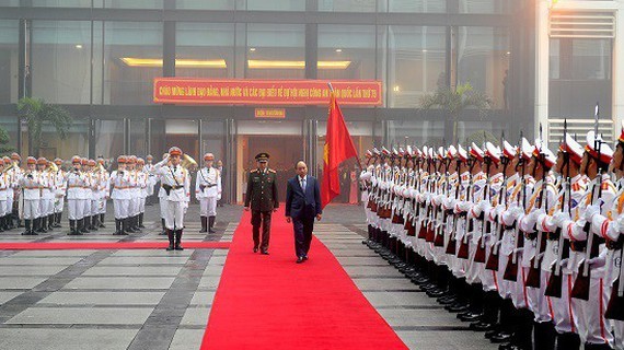 Prime Minister Nguyen Xuan Phuc inspects the guard of honor of the People's Public Security Force. (Photo: Sggp)