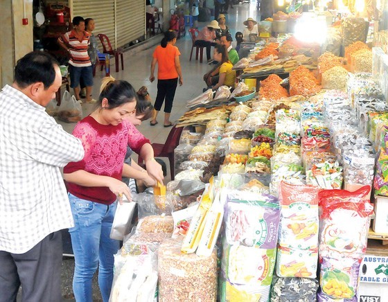 HCMC inundated with Tet products ảnh 7