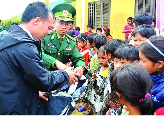 Bringing warm Tet to the poor ảnh 2