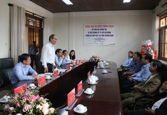 HCMC’s leaders offer Tet gifts to needy people in Quang Nam, Da Nang ảnh 2 HCMC’s leaders offer Tet gifts to needy people in Quang Nam, Da Nang ảnh 2