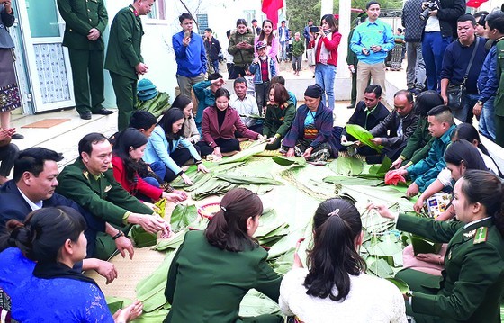 Bringing warm Tet to the poor ảnh 3