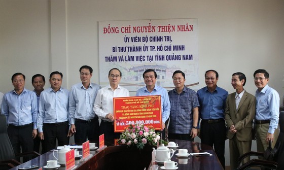HCMC’s leaders offer Tet gifts to needy people in Quang Nam, Da Nang ảnh 3 HCMC’s leaders offer Tet gifts to needy people in Quang Nam, Da Nang ảnh 3