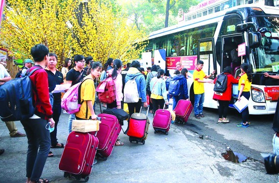 HCMC presents bus tickets to poor students to help them come back home celebrating the Tet holiday with their families.