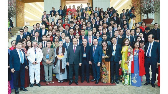 Prime Minister Nguyen Xuan Phuc and the delegation of overseas Vietnamese (OVs) at the meeting