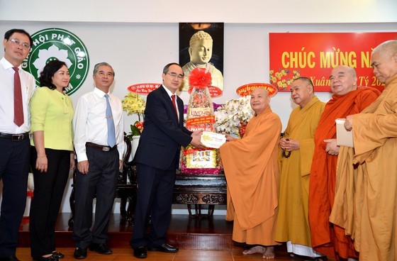 Secretary of the Ho Chi Minh City Party Committee Nguyen Thien Nhan visits the Office 2 of the Vietnam Buddhist Sangha (VBS) at the Quang Duc Monastery in District 3. (Photo: SGGP)