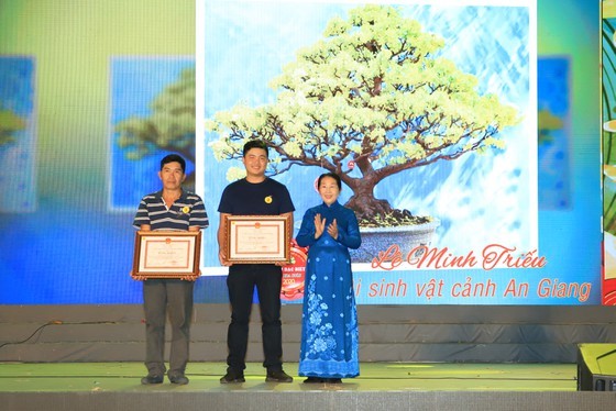 Deputy Secretary of the municipal Party Committee Vo Thi Dung presents two special prizes to artisans. (Photo: SGGP)