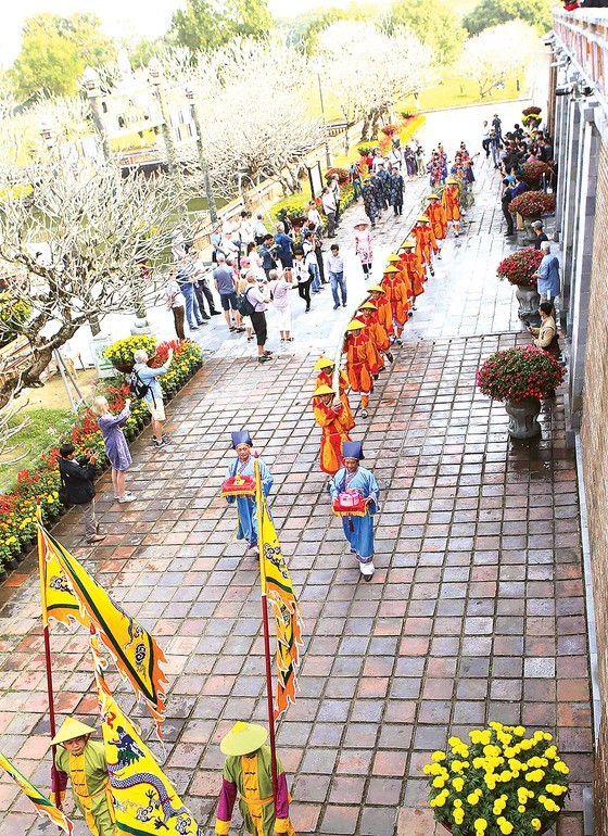 Foreigners enjoy Vietnam's traditional Tet holiday ảnh 1