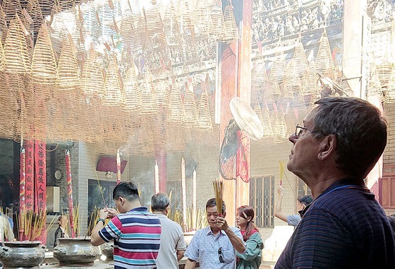 Foreigners enjoy Vietnam's traditional Tet holiday ảnh 4