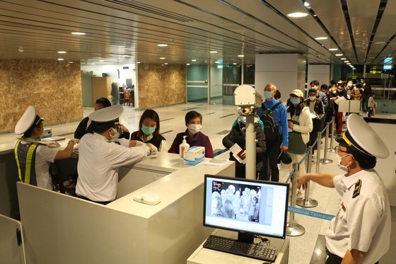 The temperature checks for passengers is implemented at Da Nang International Airport.