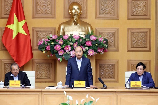 Prime Minister Nguyen Xuan Phuc (standing) speaks at the meeting (Photo: VNA)