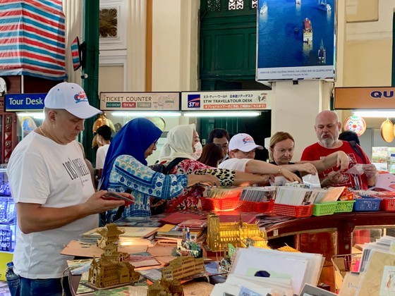 Foreign tourists visit HCMC. (Photo: SGGP)