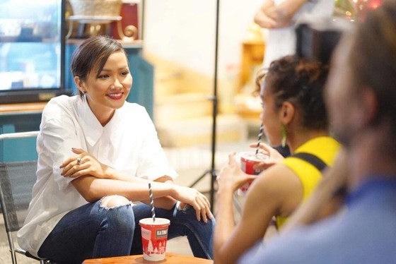 American actress Liza Koshy, H’Hen Niê promote girls' education in Vietnam ảnh 1 American actress Liza Koshy, H’Hen Niê promote girls' education in Vietnam ảnh 1