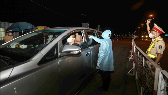 A checkpoint in Dong Nai bridge in the entrance gateway to HCMC at midnight on April 8 (Photo: SGGP)