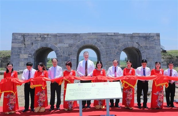 US Ambassador to Vietnam Daniel Kritenbrink (C) at the ceremony (Photo: VNA)