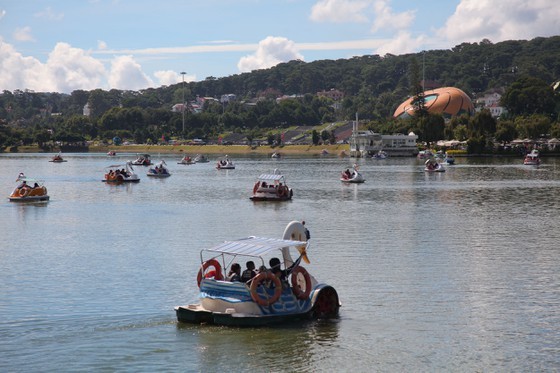 Travelers flock to Da Lat for some cool fresh air, avoid summer heat ảnh 10