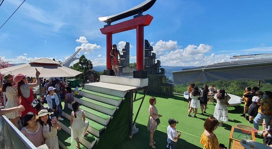 Travelers flock to Da Lat for some cool fresh air, avoid summer heat ảnh 11