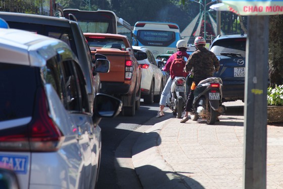 Travelers flock to Da Lat for some cool fresh air, avoid summer heat ảnh 2