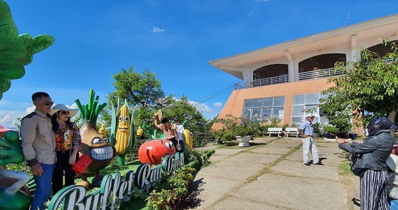 Travelers flock to Da Lat for some cool fresh air, avoid summer heat ảnh 4