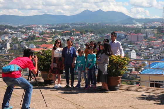 Travelers flock to Da Lat for some cool fresh air, avoid summer heat ảnh 5