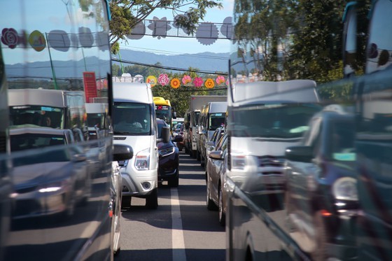 A large number of queued vehicles on streets