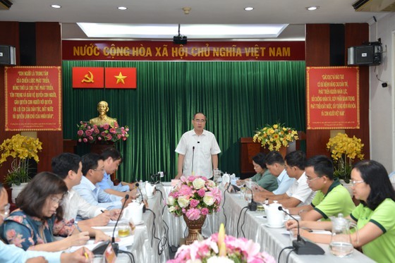 Secretary of the HCMC Party Committee Nguyen Thien Nhan has a working session with District 1's authorities. (Photo: SGGP)