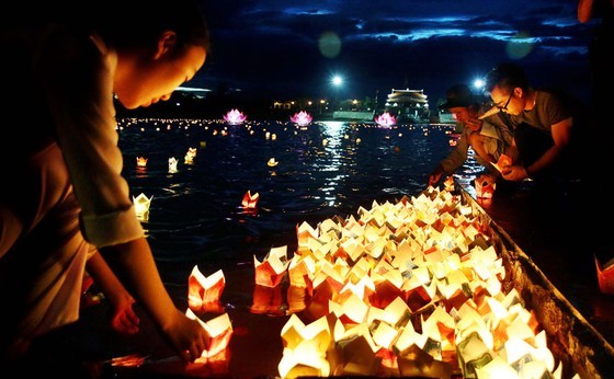 Country pays tribute to heroic martyrs on War Invalids and Martyrs' Day ảnh 2