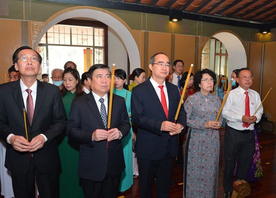 Secretary of HCMC Party Committee Nguyen Thien Nhan (C), Chairman of the People’s Committee of the city, Nguyen Thanh Phong (2nd, L) and leaders offer incense and flowers to pay tribute to late President Ton Duc Thang. (Photo: SGGP)