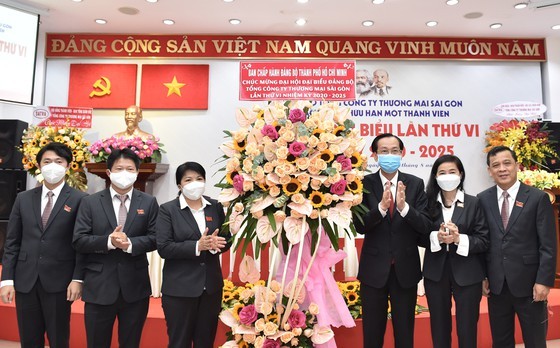 Standing deputy chairman of HCMC People's Committee Le Thanh Liem congratulates the 6th Congress of Satra’s Party Committee for the 2020-2025 tenure.