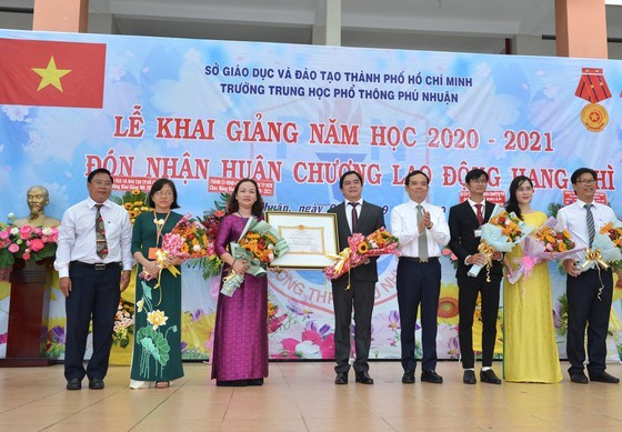 Leaders congratulate education sector on new school year in HCMC ảnh 13 Leaders congratulate education sector on new school year in HCMC ảnh 13