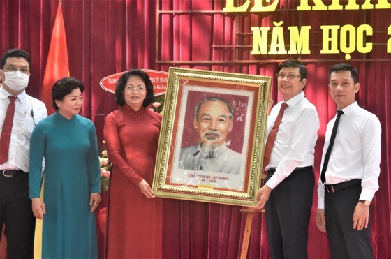 Leaders congratulate education sector on new school year in HCMC ảnh 4 Leaders congratulate education sector on new school year in HCMC ảnh 4