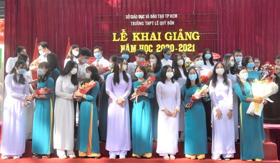 Leaders congratulate education sector on new school year in HCMC ảnh 7 Leaders congratulate education sector on new school year in HCMC ảnh 7