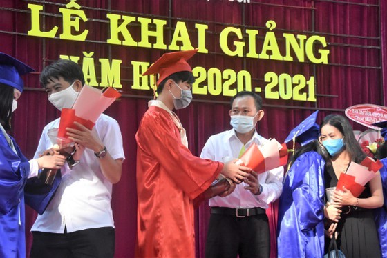 Leaders congratulate education sector on new school year in HCMC ảnh 8 Leaders congratulate education sector on new school year in HCMC ảnh 8