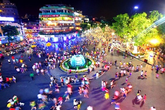 Pedestrian Street around Hoan Kiem Lake reopens on September 18.