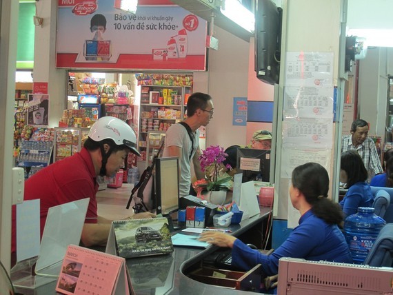 Passengers buy train tickets for Tet holidays at Sai Gon station. (Photo: SGGP)