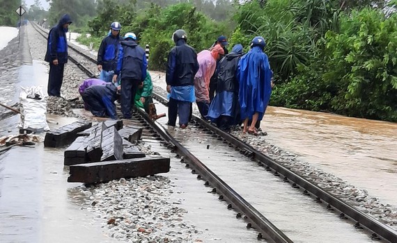 Heavy rain has caused transport problems across the central area .