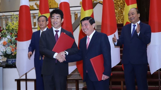 A Memorandum of Understanding (MOU) on investment and development cooperation is signed by Chairman of the HCMC People’s Committee, Nguyen Thanh Phong (R) and General Director of AEONMALL Vietnam Co. Ltd. Tetsuyuki Nakagawa, It is part of the red-carpet w