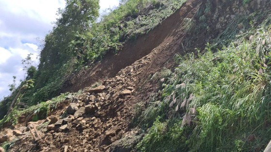 Storm-triggered landslides bury 11 people, isolate 200 workers in Quang Nam ảnh 10