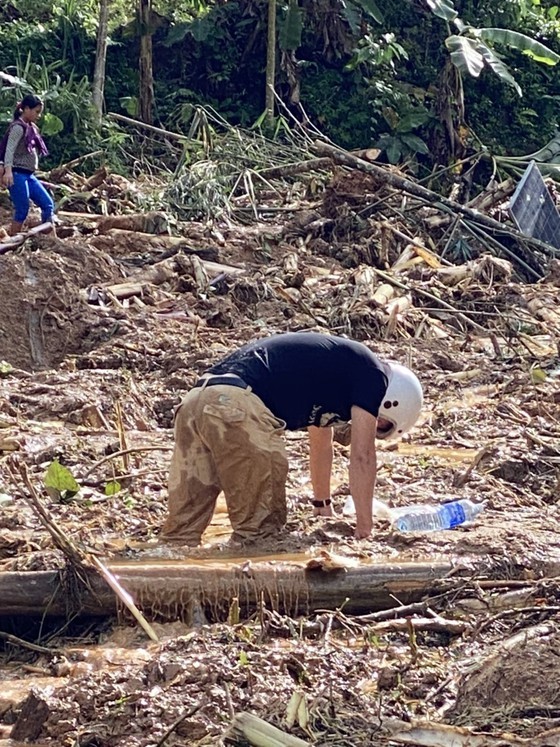 Storm-triggered landslides bury 11 people, isolate 200 workers in Quang Nam ảnh 14